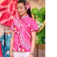 店長がおススメのフレンチパフスリーブのレディスアロハシャツを着ています